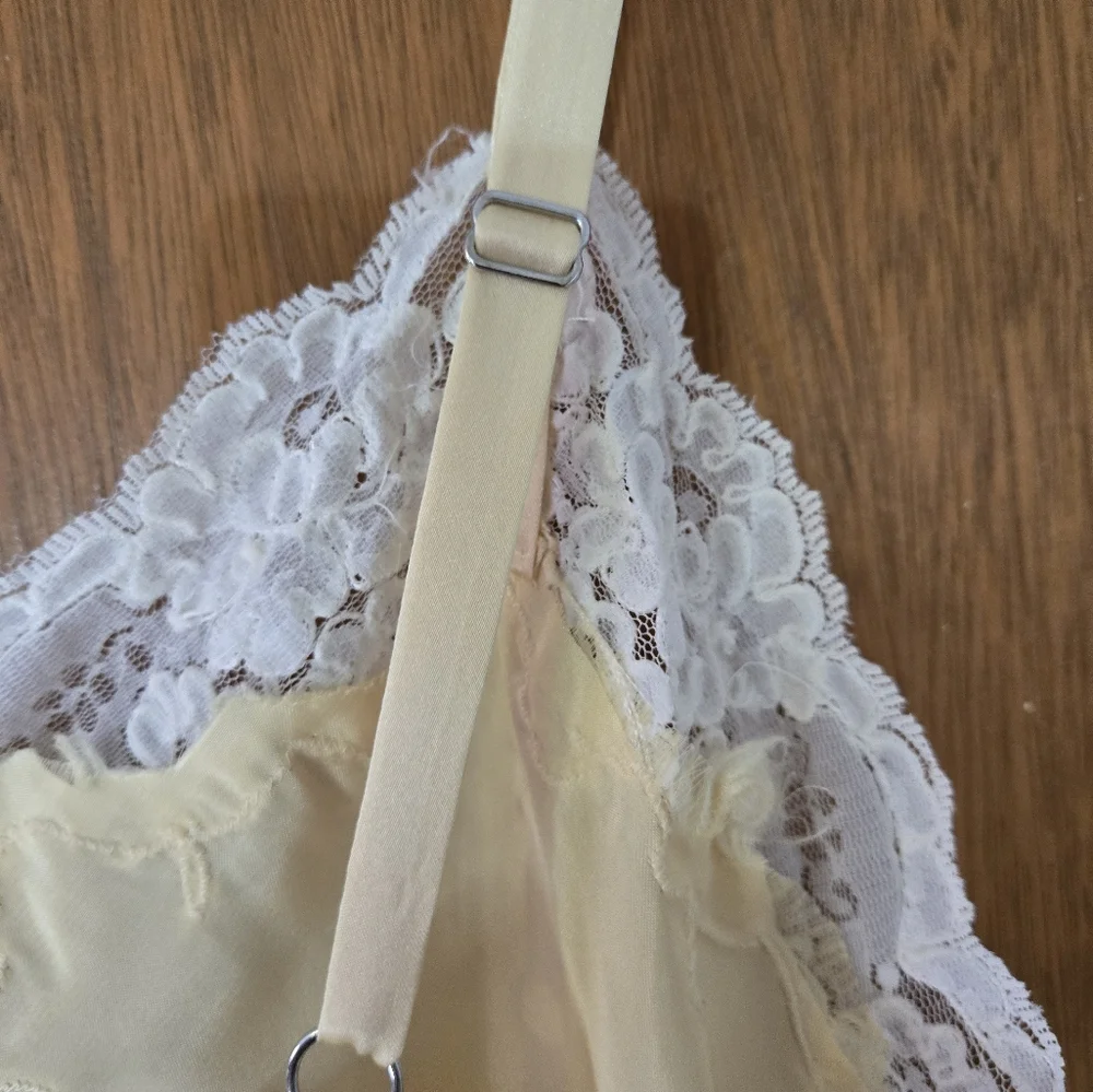 Elegant Yellow Lace-Trimmed Nightgown - Picture 6 of 6